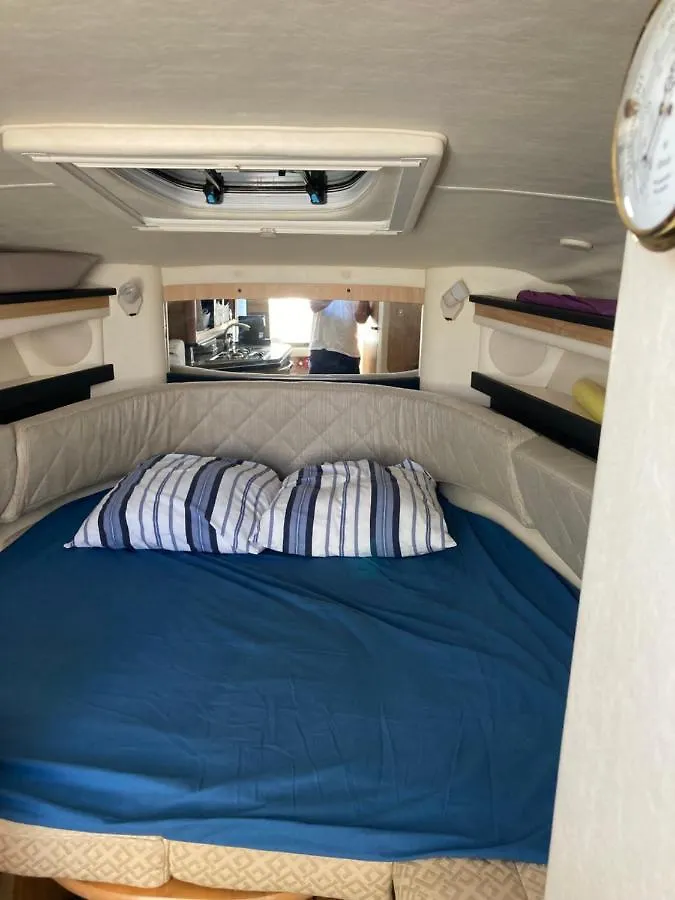 Hotel Hebergement Insolite Sur Un Bateau À Quai à La Londe-les-Maures 0*,  France