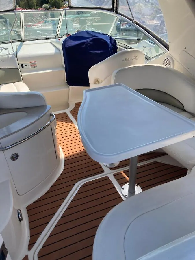 Bateau-hôtel Hotel Hebergement Insolite Sur Un Bateau À Quai à La Londe-les-Maures France